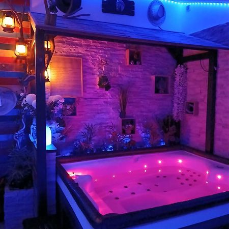 L'Histoire De L'Ouest , Jacuzzi Appartement 돌 외부 사진
