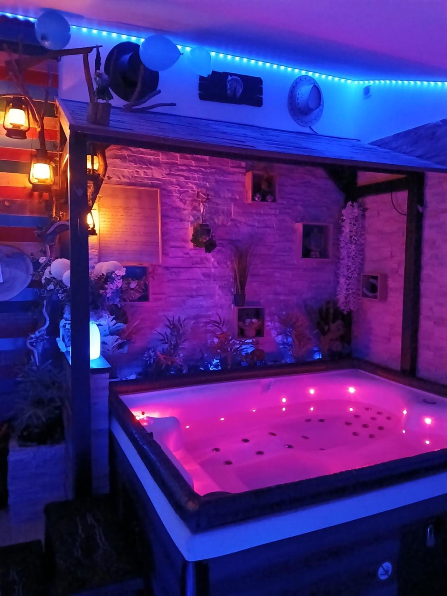 L'Histoire De L'Ouest , Jacuzzi Appartement 돌 외부 사진